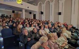 Przedstawienie grupy teatralne Pewni Niepewni pt. „Pani Dulska przed sądem”
