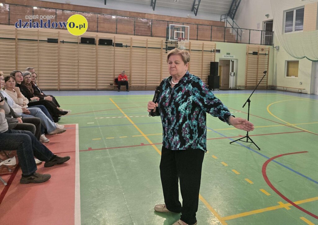 doktor Aleksandra Piotrowska podczas konferencji w sali widowiskowo-sportowej Szkoły Podstawowej nr 2 w Działdowie
