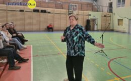 doktor Aleksandra Piotrowska podczas konferencji w sali widowiskowo-sportowej Szkoły Podstawowej nr 2 w Działdowie