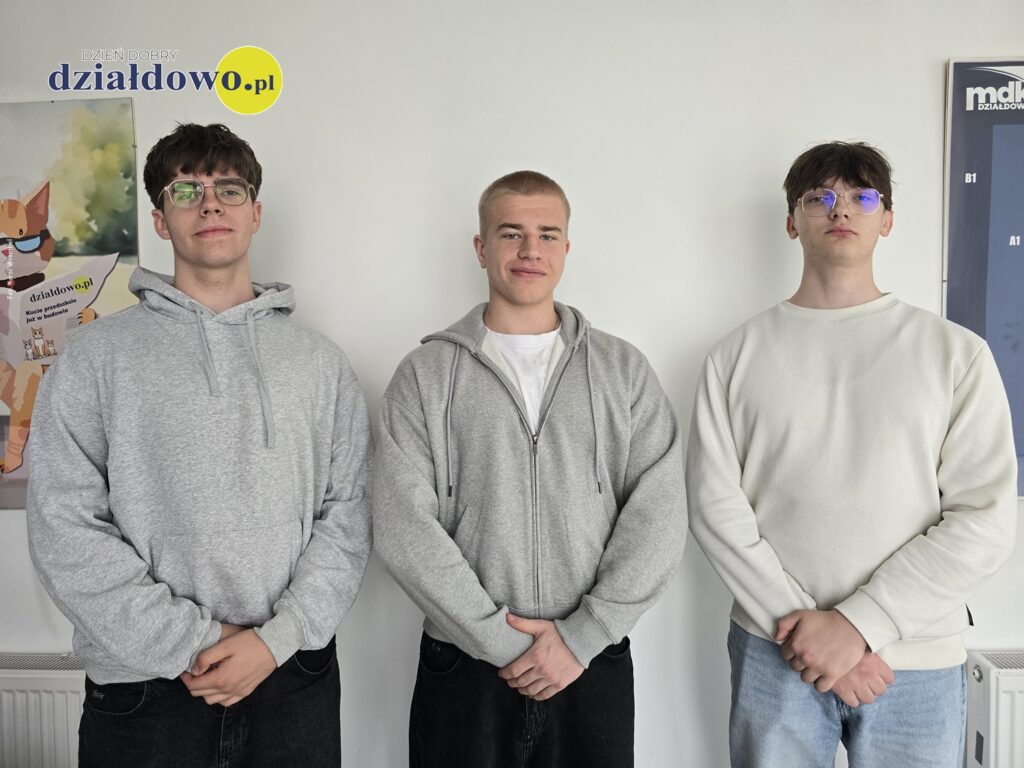 trzech mężczyzn, stoją, lewej Maciej Majerski, Bartosz Lipowski i Mikołaj Mostek