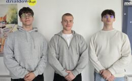 trzech mężczyzn, stoją, lewej Maciej Majerski, Bartosz Lipowski i Mikołaj Mostek