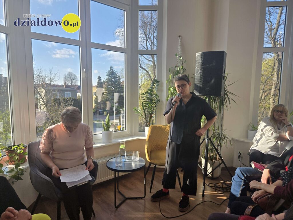 — 17 kwietnia wieczorem nasza biblioteka dosłownie pękała w szwach (przyszło ponad 60 osób) a wszystko za sprawą wyjątkowego spotkania z Marią Peszek, performerką, aktorką filmową i teatralną, wokalistką oraz autorką książki "Naku*wiam zen" — mówi Joanna Niedzielska, dyrektor Powiatowej Biblioteki Pedagogiczne w Działdowie.
