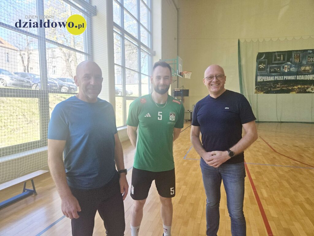stoi trójka mężczyzn w sali sportowej Zespołu Szkół nr 1 przy ul. Grunwaldzkiej w Działdowie