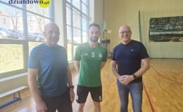 stoi trójka mężczyzn w sali sportowej Zespołu Szkół nr 1 przy ul. Grunwaldzkiej w Działdowie