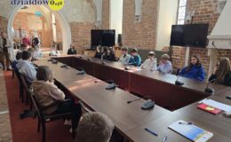Zofia Nadolska i Nina Madej będą walczyć w finale konkursu “Wiedzy o Zamkach Gotyckich”