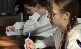 Zofia Nadolska i Nina Madej będą walczyć dla w finale konkursu “Polskie zamki gotyckie”