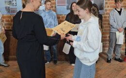 Zofia Nadolska i Nina Madej będą walczyć dla w finale konkursu “Polskie zamki gotyckie”