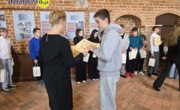 Zofia Nadolska i Nina Madej będą walczyć dla w finale konkursu “Polskie zamki gotyckie”