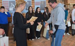 Zofia Nadolska i Nina Madej będą walczyć dla w finale konkursu “Polskie zamki gotyckie”