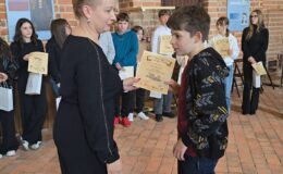 Zofia Nadolska i Nina Madej będą walczyć dla w finale konkursu “Polskie zamki gotyckie”