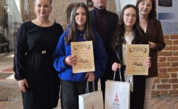 Zofia Nadolska i Nina Madej będą walczyć dla w finale konkursu “Polskie zamki gotyckie”