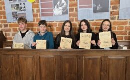 Zofia Nadolska i Nina Madej będą walczyć dla w finale konkursu “Polskie zamki gotyckie”