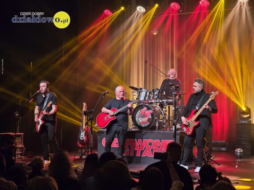 grupa muzyków występujących na scenie Miejskiego domu Kultury w Działdowie