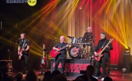 grupa muzyków występujących na scenie Miejskiego domu Kultury w Działdowie