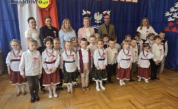 pamiątkowa fotografia dzieci i dorosłych podczas uroczystej akademii z okazji Święta Konstytucji 3 Maja