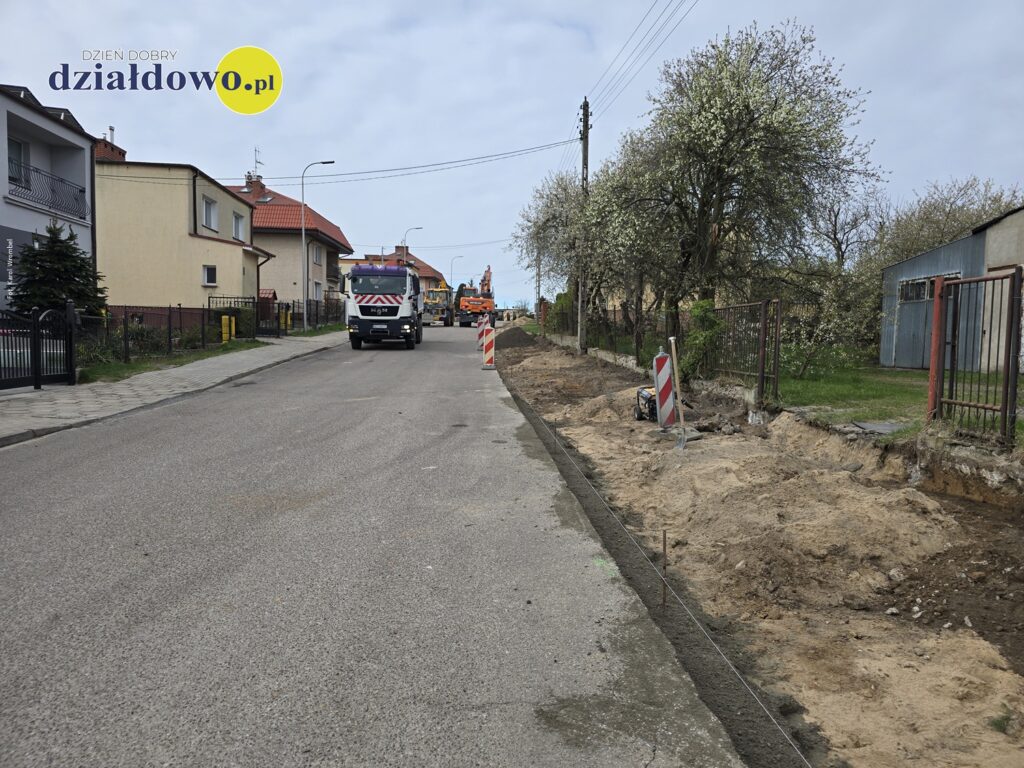 ulica Marii Dąbrowskiej w Działdowie, na której trwają prace związane z przebudową chodnika/ fot. Karol Wrombel