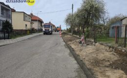 ulica Marii Dąbrowskiej w Działdowie, na której trwają prace związane z przebudową chodnika/ fot. Karol Wrombel