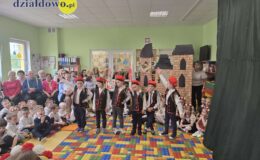 grupa przedszkolaków występująca w uroczystej akademii z okazji 3 Maja