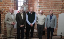 stoją w refektarzu burmistrz Grzegorz Mrowiński, Franciszek Skibicki, prof. Wojciech Polak, dr Szymon Drej i dyrektor muzeum Patryk Kozłowski