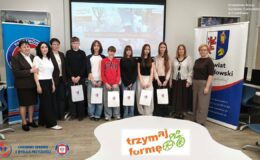 młodzież - laureaci konkursu "Trzymaj formę" i osoby dorosłe