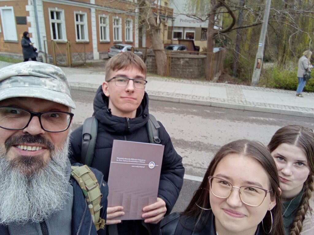 grupa osób, kobiety i mężczyźni / fot. archiwum szkoły