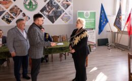 Prezes Warmińsko-Mazurskiej Izby Rzemiosła i Przedsiębiorczości, Adam Przybysz oficjalnie mianuje Ewelinę Olszewską na Starszą Cechu w Działdowie, obok stoi dotychczasowy Starszy Jerzy Stankiewicz