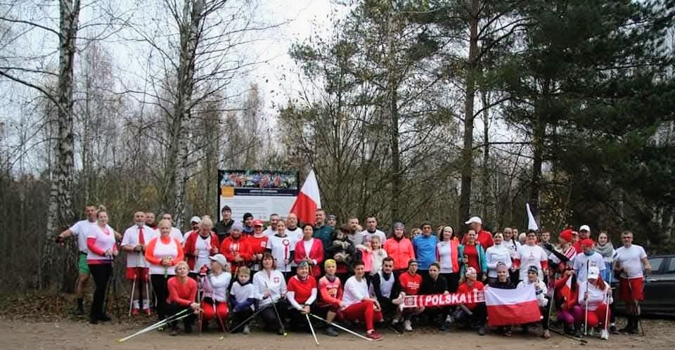 pamiątkowa fotografia uczestników wcześniejszego biało- czerwonego parkrunu