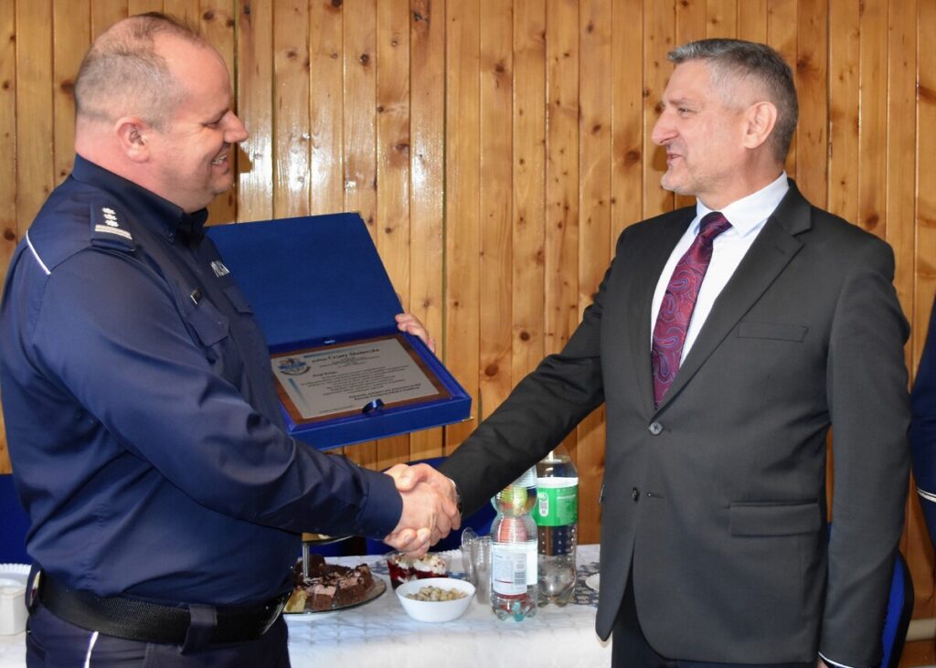 pełniący obowiązki Komendanta Powiatowego Policji w Działdowie insp. Jarosław Wiśniewski i Cezary Skoneczka podczas oficjalnego pożegnania ze służbą