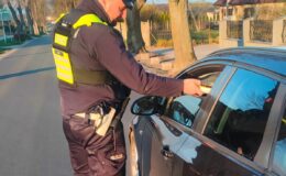 policjant bada alkomatem kierowcę samochodu /fot.policja