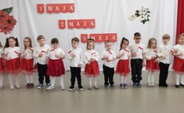 przedszkolaki podczas uroczystości majowych w Przedszkolu nr 4 w Działdowie