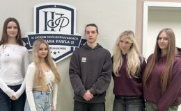 stoi grupa młodzieży, 4 kobiety, jeden mężczyzna