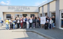 pamiątkowa fotografia młodzież i osób dorosłych podczas gry miejskiej poświęconej żubrom