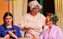 Przedstawienie grupy teatralne Pewni Niepewni pt. „Pani Dulska przed sądem”