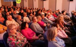 Przedstawienie grupy teatralne Pewni Niepewni pt. „Pani Dulska przed sądem”
