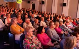 Przedstawienie grupy teatralne Pewni Niepewni pt. „Pani Dulska przed sądem”