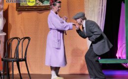 Przedstawienie grupy teatralne Pewni Niepewni pt. „Pani Dulska przed sądem”