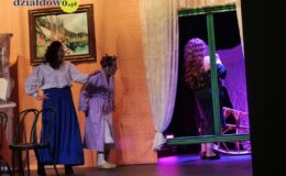 Przedstawienie grupy teatralne Pewni Niepewni pt. „Pani Dulska przed sądem”