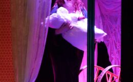 Przedstawienie grupy teatralne Pewni Niepewni pt. „Pani Dulska przed sądem”