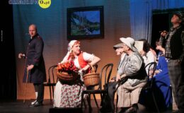 Przedstawienie grupy teatralne Pewni Niepewni pt. „Pani Dulska przed sądem”