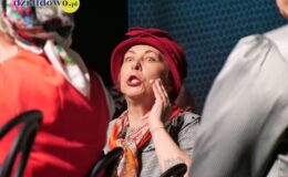 Przedstawienie grupy teatralne Pewni Niepewni pt. „Pani Dulska przed sądem”