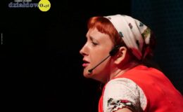 Przedstawienie grupy teatralne Pewni Niepewni pt. „Pani Dulska przed sądem”