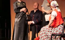 Przedstawienie grupy teatralne Pewni Niepewni pt. „Pani Dulska przed sądem”