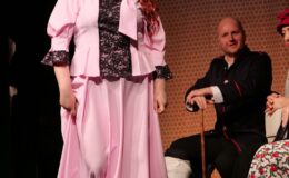 Przedstawienie grupy teatralne Pewni Niepewni pt. „Pani Dulska przed sądem”