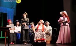 Przedstawienie grupy teatralne Pewni Niepewni pt. „Pani Dulska przed sądem”