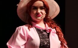 Przedstawienie grupy teatralne Pewni Niepewni pt. „Pani Dulska przed sądem”