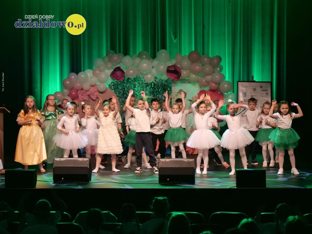 na scenie występ przedszkolaków