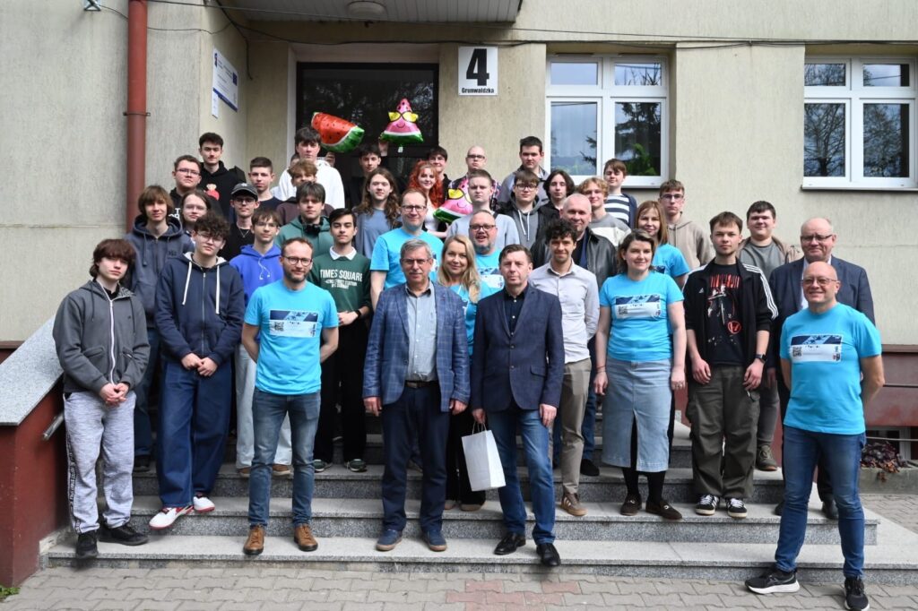 amiątkowa fotografia uczestników konkursu, opiekunów, nauczycieli, dyrekcji, władz samorządowych i sponsorów