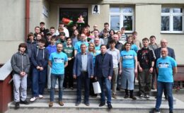 amiątkowa fotografia uczestników konkursu, opiekunów, nauczycieli, dyrekcji, władz samorządowych i sponsorów