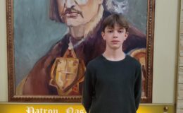 Michał Przybyszewski na tle obrazu z wizerunkiem patrona szkoły, którym jest Król Władysław Jagiełło /fot. archiwum szkoły