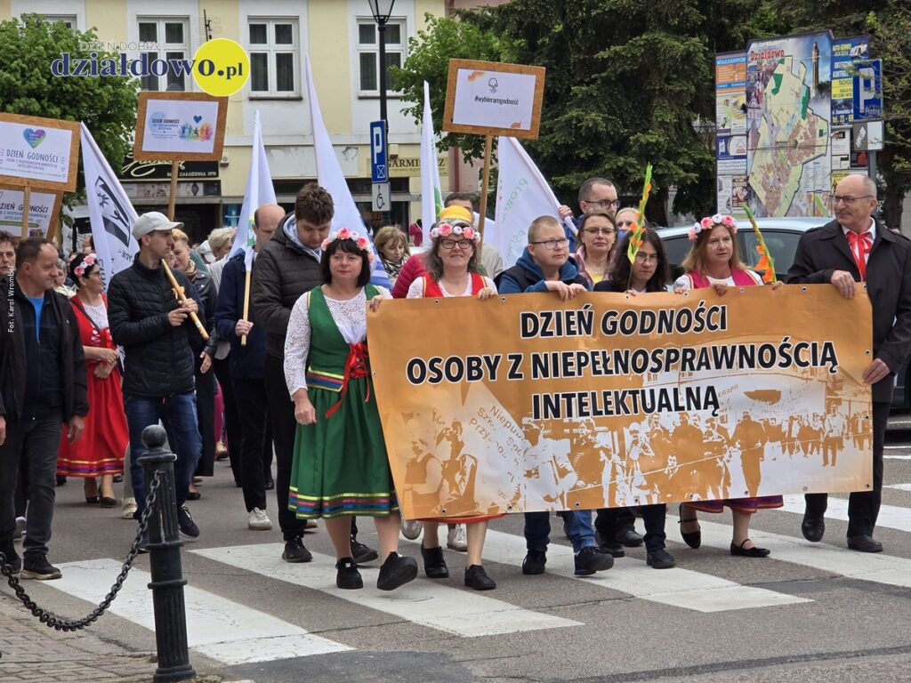 uczestnicy Marszu Godności idą ulicami Działdowa